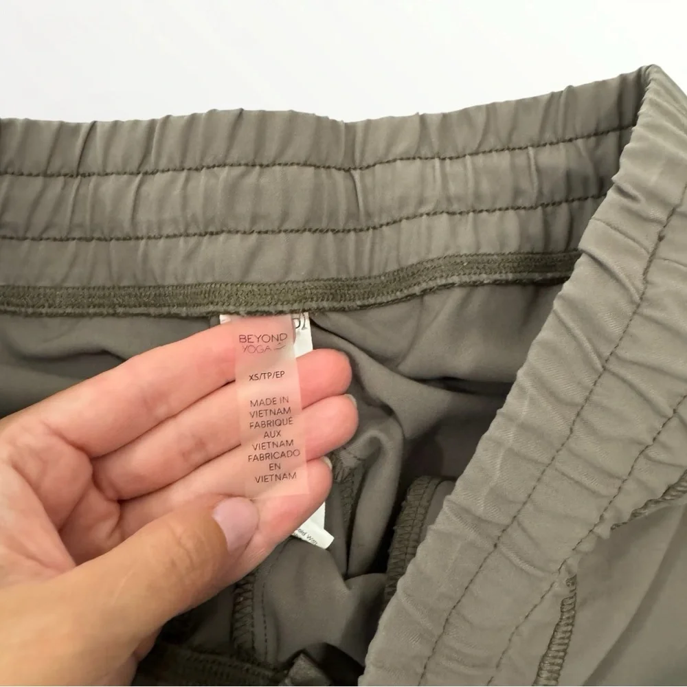 Beyond Yoga City Chic Wide Leg Cargo Pants, Size XS, Dune - Picture 2 of 7